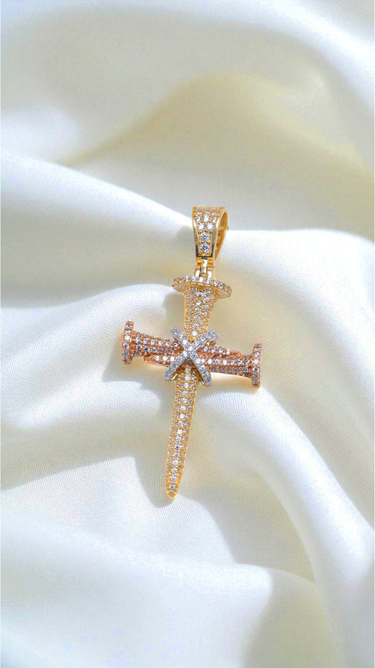 DIJE CRUZ CLAVO / 7,2GR